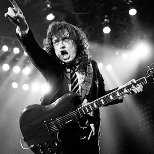 Angus Young et sa nouvelle coiffure