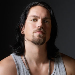 Steve Howey et sa nouvelle coiffure