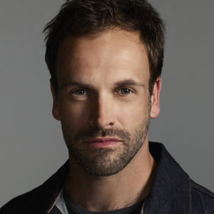 Jonny Lee Miller et sa nouvelle coiffure