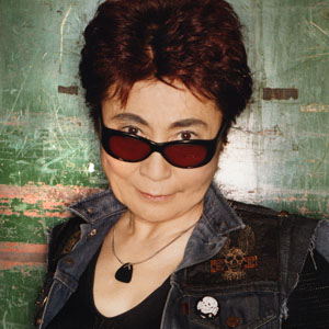 Yoko Ono et sa nouvelle coiffure
