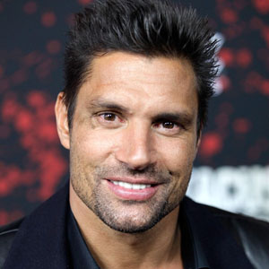 Manu Bennett et sa nouvelle coiffure