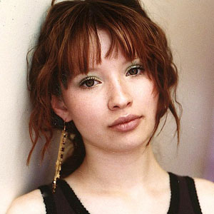 Emily Browning et sa nouvelle coiffure