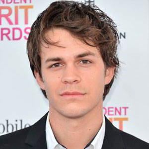 Johnny Simmons et sa nouvelle coiffure