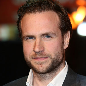 Rafe Spall et sa nouvelle coiffure