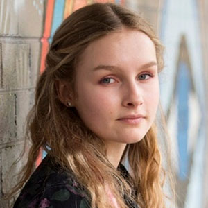 Olivia DeJonge et sa nouvelle coiffure