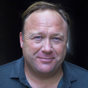 Alex Jones et sa nouvelle coiffure